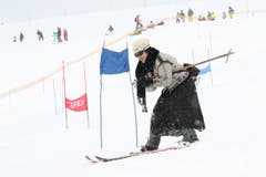 Weil Stemmbogen mit Rock etwas schwierig sind, geht Anni Baumann aus Attinghausen in die Hocke. (Bild: Remo Infanger (Andermatt, 26. Januar 2019))