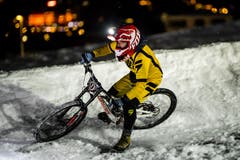Fokussiert fährt dieser Biker auf die nächste Kurve zu. (Bild: Philipp Schmidli, Engelberg, 26. Januar 2019)