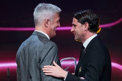 Vladimir Petkovic, Schweizer Nationaltrainer, links, übergibt Gerardo Seoane, BSC Young Boys, den Award. (Bild: KEYSTONE/Alexandra Wey)