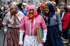Chrienser Böögge-Triibe beim Dorfplatz Kriens. (Bild: Philipp Schmidli, 26. Januar 2019.)
