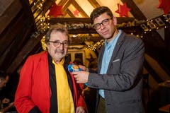 LZ Chefredaktor Jerome Martinu (rechts) ehrt Silvio Panizza anlässlich der Vorstellung und Pressekonferenz «De rüüdig Fasnachtsführer» 2019. (Bild: Philipp Schmidli, 18. Dezember 2018)