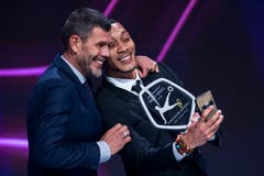 Guillaume Hoarau, BSC Young Boys, rechts, erhält den Award «Best Goal», und macht ein Selfie mit Zvonimir Boban. (Bild: KEYSTONE/Alexandra Wey)