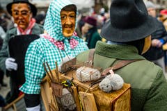 Chrienser Böögge-Triibe beim Dorfplatz Kriens. (Bild: Philipp Schmidli, 26. Januar 2019.)