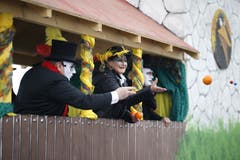 Am Fasnachtsumzug in Neuheim wird farbenprächtig die Narrensaison zelebriert. (Bild: Stefan Kaiser, 27. Januar 2019)