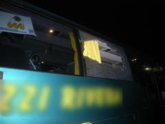 Gotthard Raststätte - 26. Januar 2019Ein Stein eines ZSC-Fans beschädigte am Samstagabend eine Seitenscheibe des Reisecars der Lugano-Fans. Eine Person wurde verletzt. (Bild: Kantonspolizei Uri, Erstfeld, 26. Januar 2019)