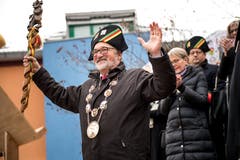 Gallivater Abholung 2019 auf dem Dorfplatz in Kriens: Im 2019 hat Gallivater Réne Flad das Zepter in der Hand. (Bild: Roger Grütter, 12. Januar 2019)