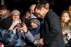 David Zibung, FC Luzern, macht mit einem Fan ein Selfie auf dem grünen Teppich. (Bild: KEYSTONE/Alexandra Wey)