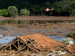 Nach einem Dammbruch in Brasilien konnten Bergungsmannschaften am Sonntag keinen einzigen Überlebenden finden. (Bild: KEYSTONE/AP/ANDRE PENNER)