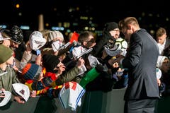 Jonas Omlin, FC Basel, gibt den Fans Autogramme. (Bild: KEYSTONE/Alexandra Wey)