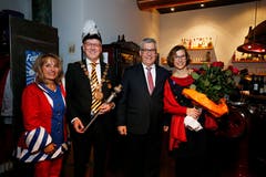 Räbefasnacht Baar 2018: Erich Andermatt (2. v.r.) ist der neue Räbevater Erich II der Baarer Fasnacht 2019. Auf dem Bild bei der Verkündigung im Brasserie Maienrisli mit seiner Frau und Räbemuetter Andrea Andermatt-Müller und dem abtretenden Paar Werner Andermatt (Werni I.) und Frau Christa Blättler (ganz links). (Bild: Stefan Kaiser, 16. November 2018)