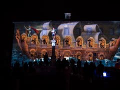 Speziell angeleuchtete Gebäude erzählten ihre ganz eigene Geschichte. (Bild: KEYSTONE/ADRIEN PERRITAZ)
