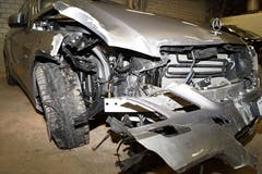 Cham – 26. JanuarAm Samstagabend hat ein Autolenker in Cham innert kurzer Zeit zwei Selbstunfälle verursacht. Der 30-jährige Kosovare verliess jeweils die Unfallstellen, ohne sich um die entstandenen Schäden zu kümmern. Der Sachschaden beläuft sich auf mehrere Tausend Franken. (Bild: Zuger Polizei (Cham, 26. Januar 2019))