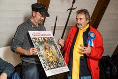 Silvio Panizza (rechts) enthüllt das Frontbild anlässlich der Vorstellung und Pressekonferenz «De rüüdig Fasnachtsführer» 2019 im Moritzli der Zunft zum Dünkelweiher in Luzern. (Bild: Philipp Schmidli, 18. Dezember 2018)
