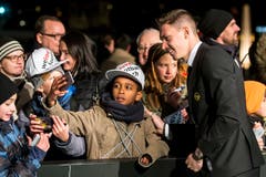Christian Fassnacht, BSC Young Boys, macht mit einem Fan ein Selfie. (Bild: KEYSTONE/Alexandra Wey)