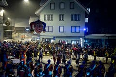Grindufhänkete der Legorengsellschaft Oberägeri auf dem Dorfplatz. (Bild: Maria Schmid, 05. Januar 2019)