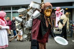 Chrienser Böögge-Triibe beim Dorfplatz Kriens. (Bild: Philipp Schmidli, 26. Januar 2019.)