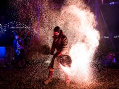 Das Feuerspektakel zog die Besucher ebenfalls in seinen Bann. (Bild: KEYSTONE/ADRIEN PERRITAZ)