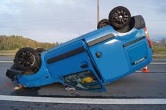 Risch – 26. Januar Am Samstagnachmittag kollidierte auf der Autobahn A4 in Risch ein Auto mit der Leitplanke, überschlug sich und landete auf dem Dach. Die Lenkerin wurde dabei leicht verletzt. Am Auto sowie an der Leiteinrichtung entstand Sachschaden von mehreren Tausend Franken. (Zuger Polizei (Risch, 26. Januar 2019))
