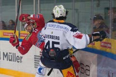 SC Rapperswil-Jona Lakers Verteidiger Fabian Maier, links, gegen EV Zug Stürmer Dennis Everberg. (Bild: KEYSTONE/Patrick B. Kraemer)