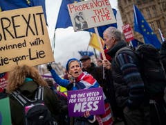 Für und wider den Brexit: In den Strassen vor dem Parlamentsgebäude wird demonstriert. (Bild: KEYSTONE/EPA/WILL OLIVER)