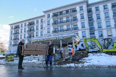 Das edle Interieur des Hotels wird abtransportiert. (rar)