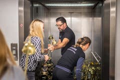 Während die meisten Helfer vollgas Ausräumen konnten, ... (Bilder: Michel Canonica)
