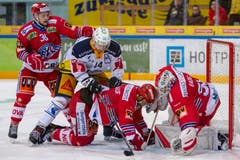 EV Zug Stürmer Pontus Widerstroem (Widerstrom), 2. von links, gegen SC Rapperswil-Jona Lakers Verteidiger Nico Gurtner, links, Roman Schlagenhauf, kniend, und Torhüter Noel Bader. (Bild: KEYSTONE/Patrick B. Kraemer)