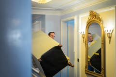 Der Hotelmanager packt selbst an... (Bilder: Michel Canonica)