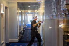 ...montiert an anderen Orten. Die Hotelangestellten haben... (Bilder: Michel Canonica)