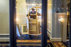 ...vom Interieur wird weggeschmissen. Die meisten Möbel... (Bilder: Michel Canonica)