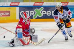 SC Rapperswil-Jona Lakers Torhüter Noel Bader, links, gegen EV Zug Stürmer Brian Flynn. (Bild: KEYSTONE/Patrick B. Kraemer)