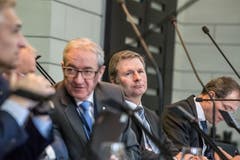 «Ich beginne nochmals.» Versprecher zum Zweiten: Regierungspräsident Robert Küng (links) brauchte zwei Anläufe für sein Votum zum Postulat von Hasan Candan (SP, Luzern) über die Landwirtschaft.