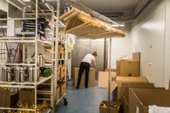 ...jeder Kleiderbügel, jedes Figürchen, ... (Bilder: Michel Canonica)