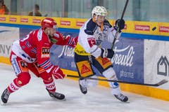 SC Rapperswil-Jona Lakers Verteidiger Nico Gurtner, links, gegen EV Zug Stürmer Reto Suri. (Bild: KEYSTONE/Patrick B. Kraemer)