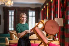 Die Mitarbeiterinnen und Mitarbeiter des Hotels packen beim Ausräumen an.(Bild:Michel Canonica)