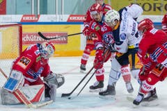 EV Zug Stürmer Yannick-Lennart Albrecht, 2. von rechts, gegen SC Rapperswil-Jona Lakers Torhüter Noel Bader und Verteidiger Jorden Gaehler (#45). (Bild: KEYSTONE/Patrick B. Kraemer)