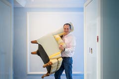 ...und räumt einen Sessel weg. Im ganzen Hotel ... (Bilder: Michel Canonica)
