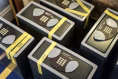 ...Hotelsafes, musste vorsichtig gearbeitet werden. (Bilder: Michel Canonica)