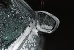 Luzern - 3. JanuarBei den vorherrschenden eisigen Temperaturen sind auf Luzerner Strassen viele «Gucklochfahrer» unterwegs. Die Luzerner Polizei erstattet Anzeigen gegen Autofahrer mit zu stark eingeschränkter Sicht. (Bild: Luzerner Polizei)