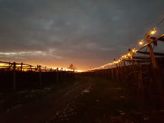 Der Lichterweg, der über Weihnachten den Ortsteil Hünenberg See mit dem Dorf verbindet, endet für einmal im Himmel. (Bild: Hermann Bamert (Hünenberg, 3. Januar 2019))