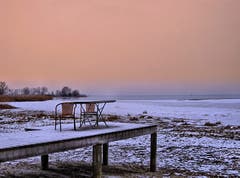 verlassene Stühle am Bodensee. (Bild: Toni Sieber)