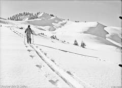 Skifahrer beim Aufstieg auf die Wolzenalp, aufgenommen im Jahr 1942. (Bild: Staatsarchiv)