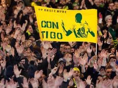 Die Partie zwischen Nantes und Saint-Etienne war in der 9. Minute für längere Zeit unterbrochen worden, worauf die Fans mit Sprechchören dem argentinischen Stürmer mit der Rückennummer 9 die Ehre erwiesen (Bild: KEYSTONE/AP/THIBAULT CAMUS)