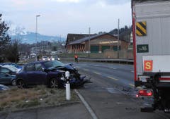 Merlischachen - 30. Januar 2019Bei einer Kollision zwischen einem Lastwagen und einem Personenauto ist am 30. Januar in Merlischachen ein Automobilist verletzt worden. (Bild: Kantonspolizei Schwyz)