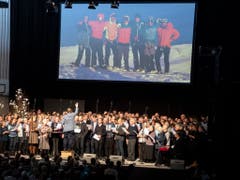 Der Allianz-Chor Adelboden sang «auf Adlers Flügeln bis hinein in die Ewigkeit». (Bild: KEYSTONE/PETER SCHNEIDER)