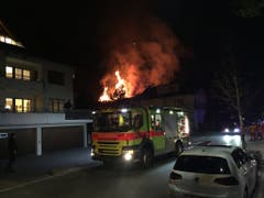 Das Holzbau-Gebäude stand beim Eintreffen der Feuerwehr in Vollbrand. (Bild: Kantonspolizei Zürich/Twitter)