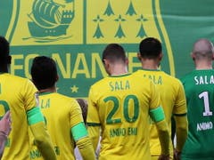 Auch auf den speziellen Matchtrikots des FC Nantes war der Name des verschollene Fussballers omnipräsent (Bild: KEYSTONE/EPA/EDWARD BOONE)