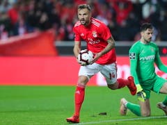 Haris Seferovic bejubelt einen seiner beiden Treffer für Benfica Lissabon gegen Boavisto Porto (Bild: KEYSTONE/EPA LUSA/MIGUEL A. LOPES)