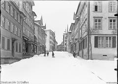 Schlittelspass auf der Hauptgasse in Lichtensteig im Jahr 1925. (Bild: Staatsarchiv)