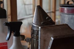 Der Rauch aus dem Smoker (rechts) stellt die Bienen ruhig und erleichtert die Arbeit mit ihnen.